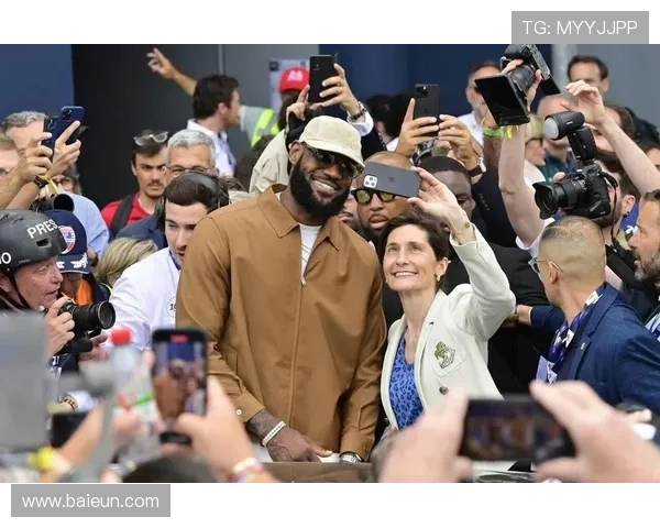 詹姆斯分享对足球明星的看法与精彩瞬间回顾视频