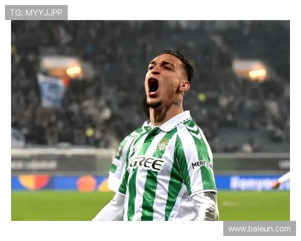 足球明星趣味模仿经典动作引发球迷热议与欢笑