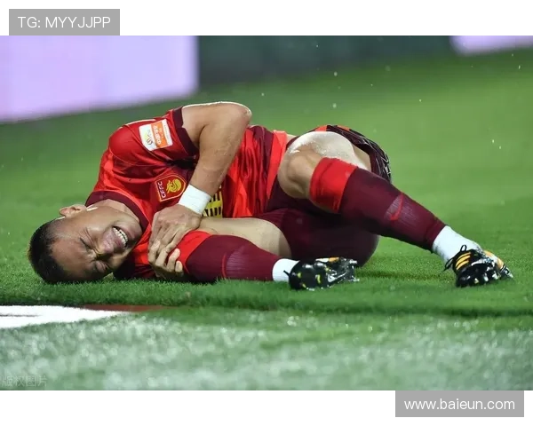 足球明星受伤瞬间曝光腿部伤势引发球迷热议与关切